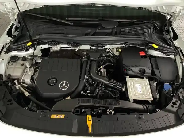 MERCEDES-BENZ GLA 200 (4/18)